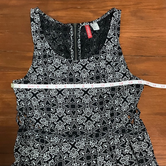 H&M Divided Cut Out Detail Geometric Print Dress - Picture 12 of 12